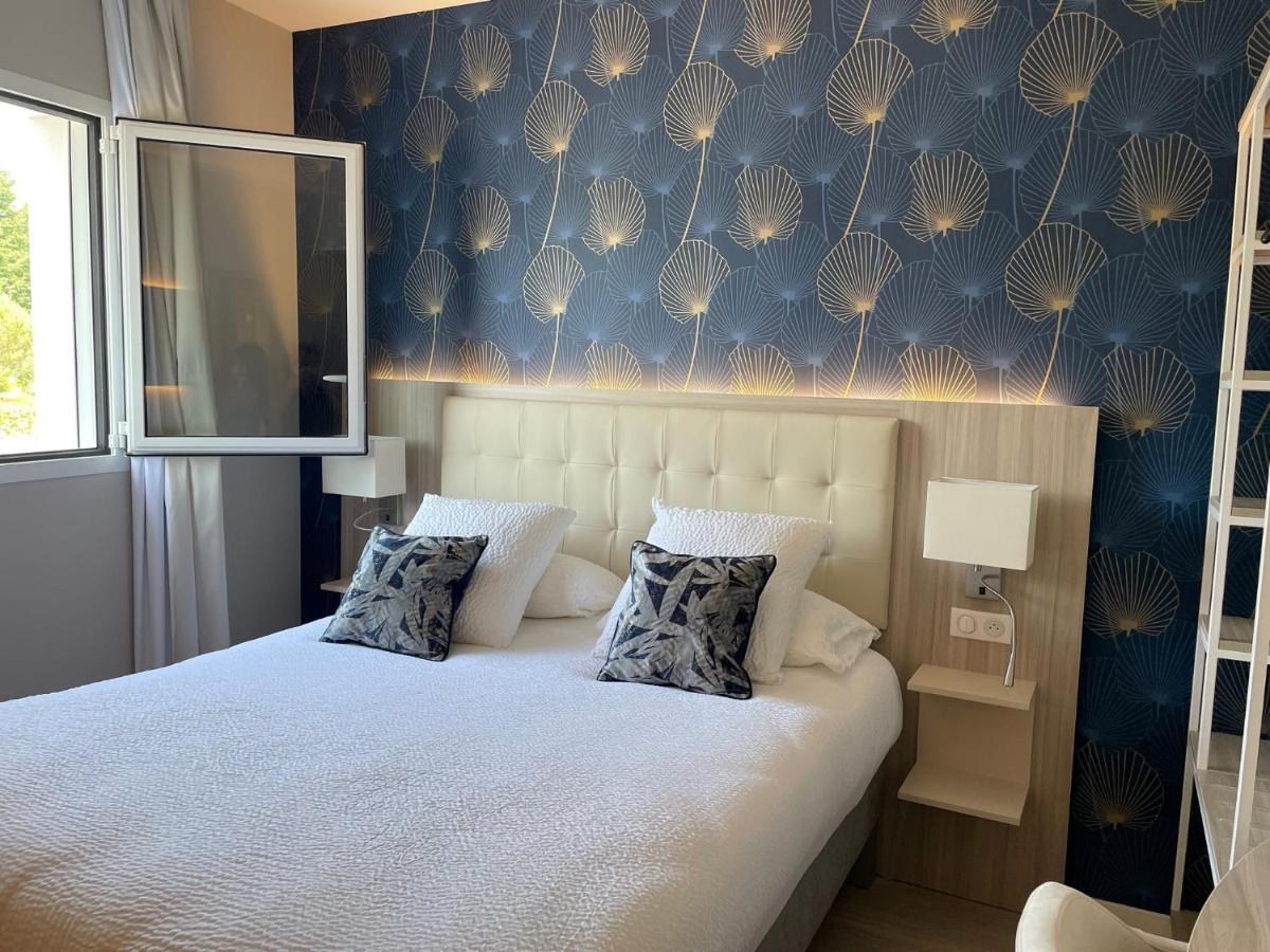 Logis Hotel L'Amandier Morlaas Bagian luar foto