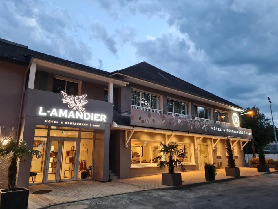 Logis Hotel L'Amandier Morlaas Bagian luar foto