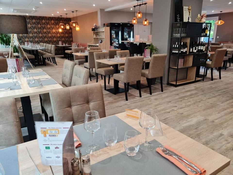 Logis Hotel L'Amandier Morlaas Bagian luar foto