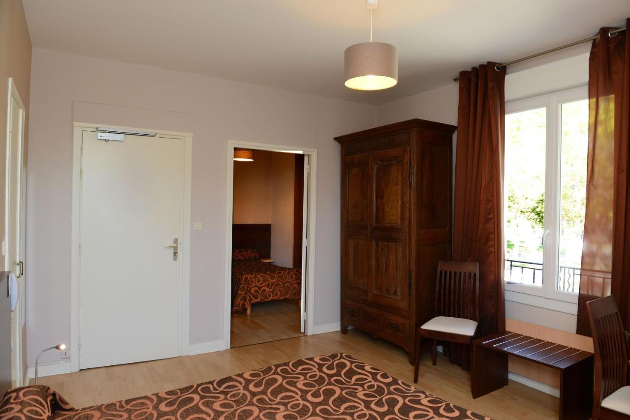 Logis Hotel L'Amandier Morlaas Bagian luar foto