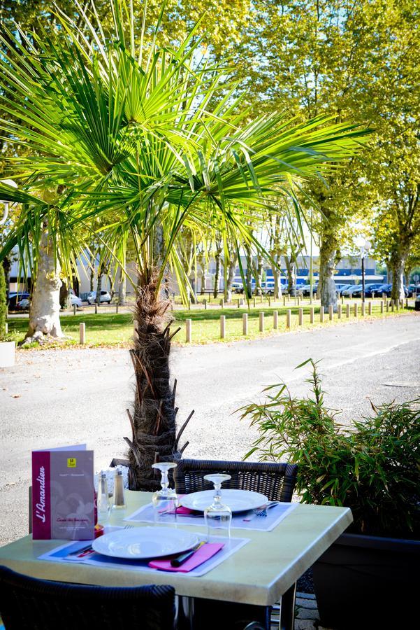 Logis Hotel L'Amandier Morlaas Bagian luar foto